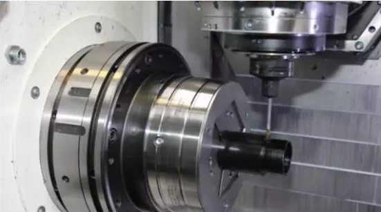 機械加工現有生產模式主要體現在工裝應用落后，效率低下，工人加工零件時裝夾及找正時間長，特別是單件或小批生產頻繁更換工裝時，大多數時間都是在安裝OTT-JAKOB夾具及找正。