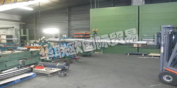 AUVERGNE VERINS自1988年以來專門從事液壓缸的維護和制造。他們的專業(yè)技術(shù)人員和他們的鍍鉻棒，搭接管和密封件庫存使他們能夠處理所有類型的氣缸。