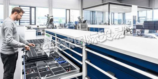 BOTT集團(tuán)公司在三個(gè)歐洲地區(qū)開發(fā)和生產(chǎn)車輛設(shè)備，操作設(shè)備和工作站系統(tǒng)。憑借其產(chǎn)品，bott為全球工業(yè)和貿(mào)易客戶提供服務(wù)。他們?cè)谏a(chǎn)，服務(wù)和裝配方面的高效工作是這里的重點(diǎn)。