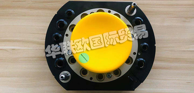 二、SCHUNK氣動(dòng)快換系統(tǒng)基本介紹如下：產(chǎn)品系列的常規(guī)說明 1.惡劣環(huán)境條件下請(qǐng)注意：在惡劣環(huán)境條件(例如：冷卻液區(qū)域、鑄造和研磨粉塵)下使用可能大大縮短裝置的使用壽命，我公司將不承擔(dān)任何保修責(zé)任。但是，大部分情況下，我們可以找到解決方案。如需幫助，請(qǐng)聯(lián)系我們。 2.搬運(yùn)重量是連接到法蘭的總荷載重量。設(shè)計(jì)時(shí)，應(yīng)注意允許的力和力矩。請(qǐng)注意，超過建議的搬運(yùn)重量會(huì)縮短使用壽命。