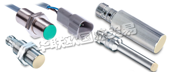 堡盟電感式接近開關屬于非接觸式電子傳感器。電感式傳感器能識別所有導電金屬目標物。振蕩器產(chǎn)生一個高頻電磁場，電磁場從開關的感應面發(fā)出。當導電金屬物體進入此電磁場時，金屬內(nèi)部會感生渦流，使振蕩幅值發(fā)生變化，從而使振蕩器輸出的電壓發(fā)生變化，進而導致觸發(fā)器的狀態(tài)變化并改變輸出狀態(tài)。