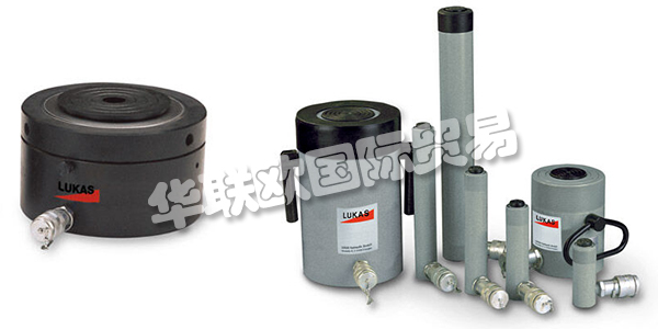 LUKAS是第一家開發(fā)用于救援作業(yè)的液壓切割設(shè)備的供應(yīng)商。這為整個(gè)行業(yè)奠定了基礎(chǔ)。如今，LUKAS團(tuán)隊(duì)孜孜以求，以精準(zhǔn)，熱情的方式生產(chǎn)每一種產(chǎn)品。起重的材料需要移動時(shí)，或者工廠中的大型設(shè)備等在使用一段時(shí)間后需要檢修，檢修位置經(jīng)常出現(xiàn)在設(shè)備底端，這時(shí)就需要用液壓缸對設(shè)備先進(jìn)行頂升后才有足夠空間來檢修。LUKAS提供的液壓缸起重噸位最大至1100噸，可輕松應(yīng)對各種大型設(shè)備的頂升操作。下文為您介紹LUKAS氣缸。